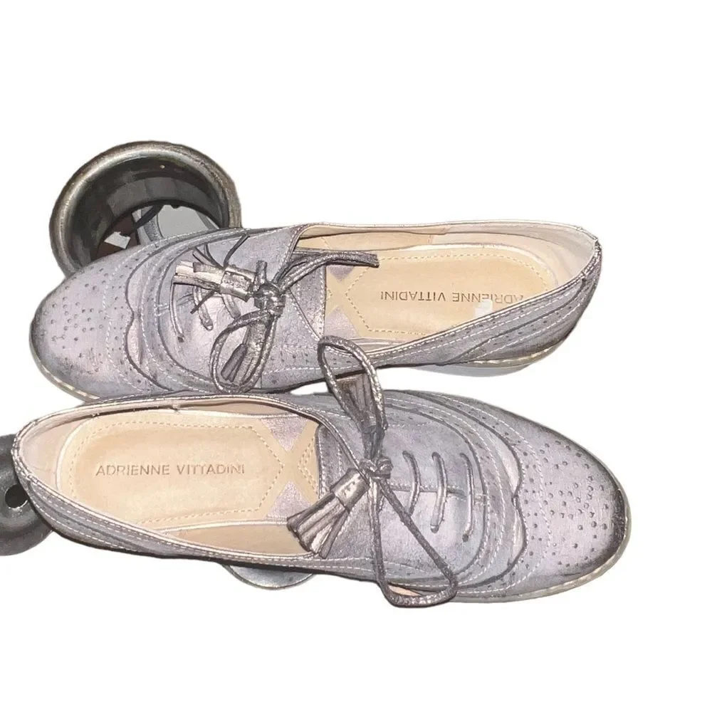 Adrienne Vittadini Trink Silver Distressed Leather Oxford Flats 6.5 in‎ EUC